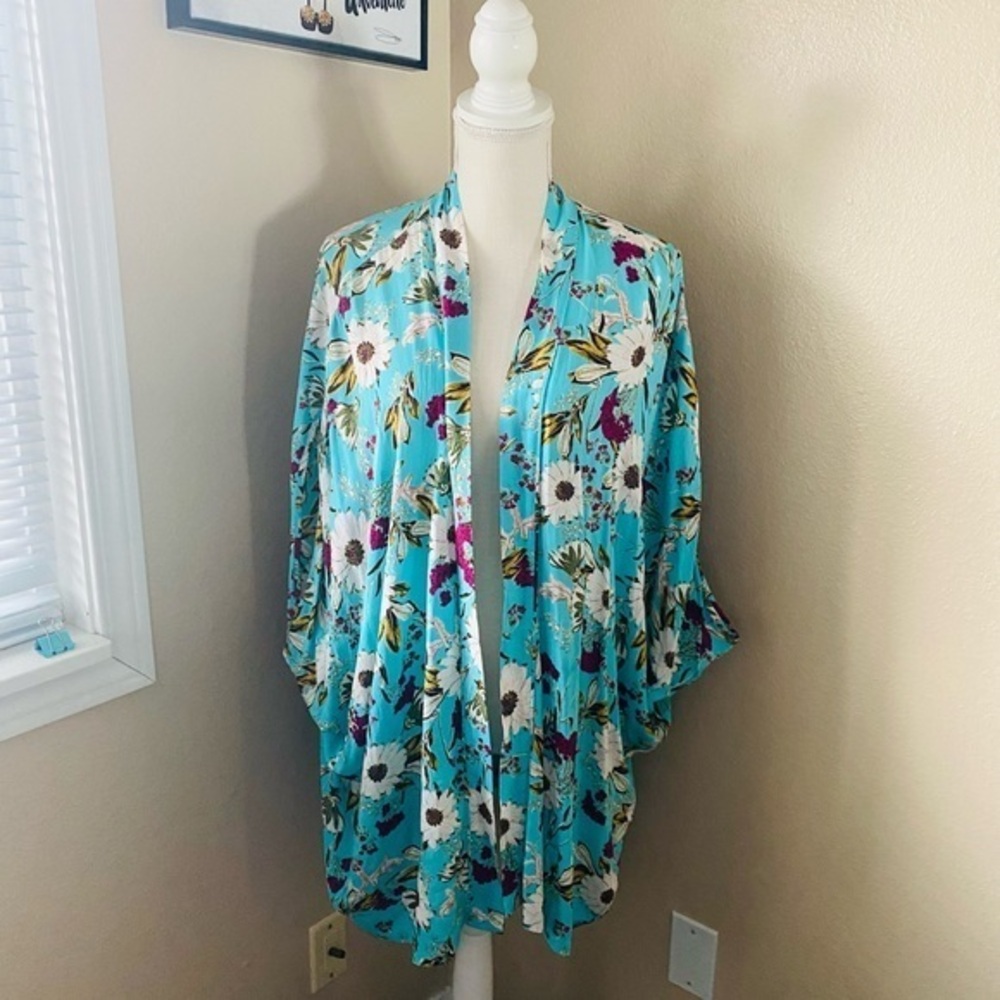Victoria’s Secret floral dolman sleeve kimono, Sz. M/L